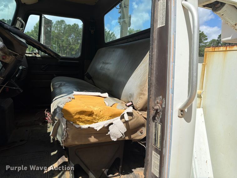 image for item ED5325 1992 International 4700 bucket truck