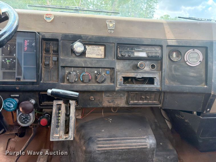 image for item ED5325 1992 International 4700 bucket truck