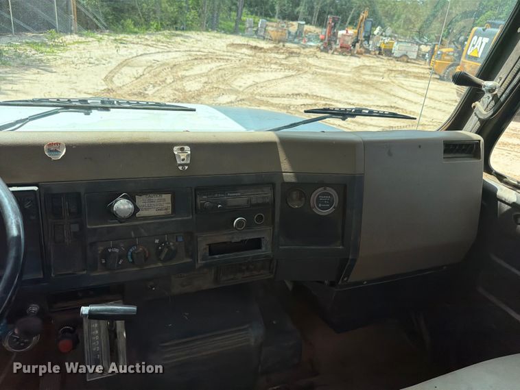 image for item ED5325 1992 International 4700 bucket truck