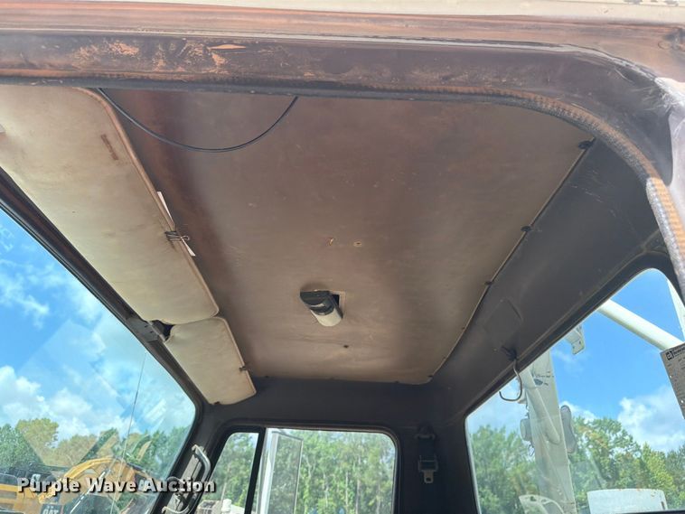 image for item ED5325 1992 International 4700 bucket truck