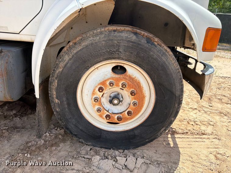 image for item ED5325 1992 International 4700 bucket truck