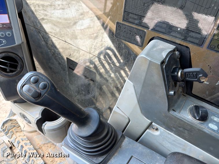 image for item ED5329 2016 Caterpillar 323FL excavator