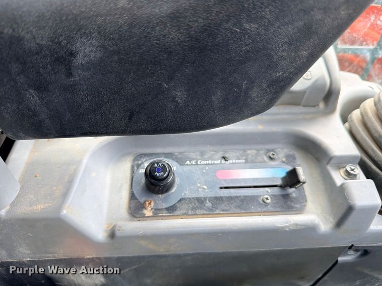image for item ED5405 2020 Kubota SVL95-2S tracked skid steer loader