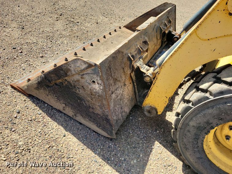 image for item EE1100 2016 Gehl R220 skid steer loader