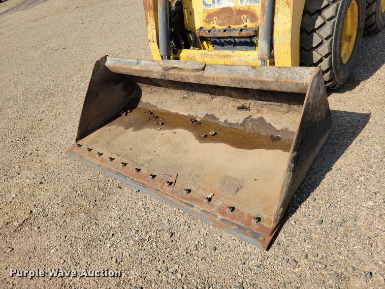 image for item EE1100 2016 Gehl R220 skid steer loader