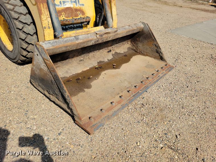 image for item EE1100 2016 Gehl R220 skid steer loader