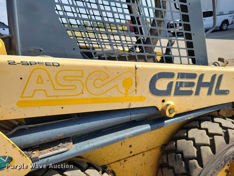 image for item EE1100 2016 Gehl R220 skid steer loader