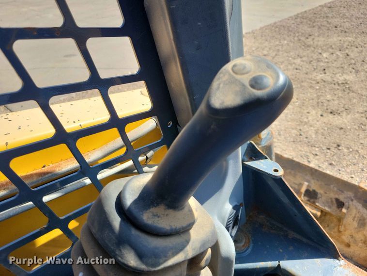image for item EE1100 2016 Gehl R220 skid steer loader