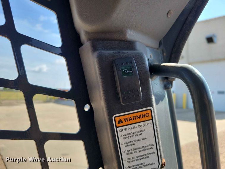 image for item EE1100 2016 Gehl R220 skid steer loader
