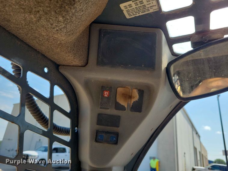 image for item EE1100 2016 Gehl R220 skid steer loader