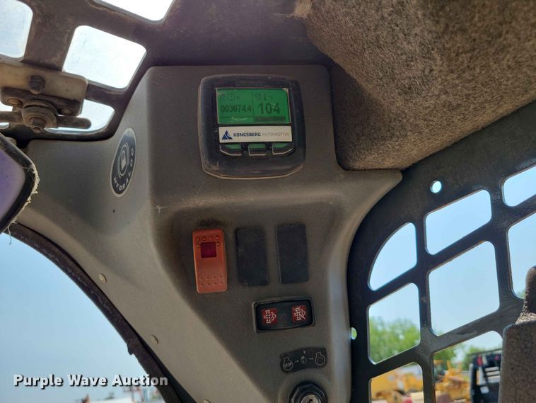 image for item EE1100 2016 Gehl R220 skid steer loader