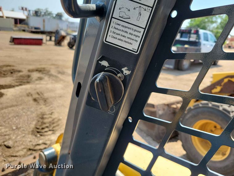 image for item EE1100 2016 Gehl R220 skid steer loader
