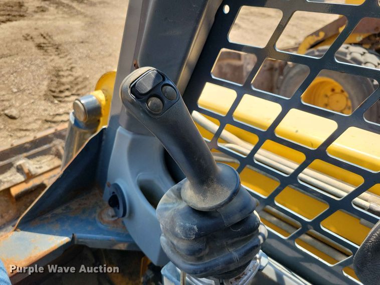 image for item EE1100 2016 Gehl R220 skid steer loader