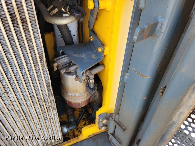 image for item EE1100 2016 Gehl R220 skid steer loader