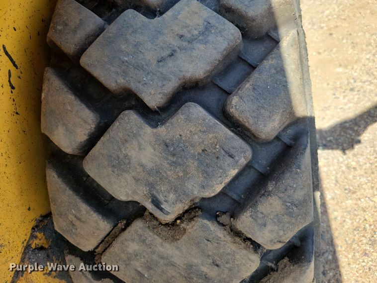 image for item EE1100 2016 Gehl R220 skid steer loader