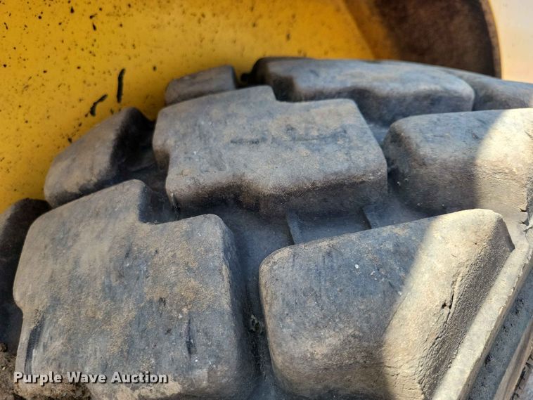image for item EE1100 2016 Gehl R220 skid steer loader