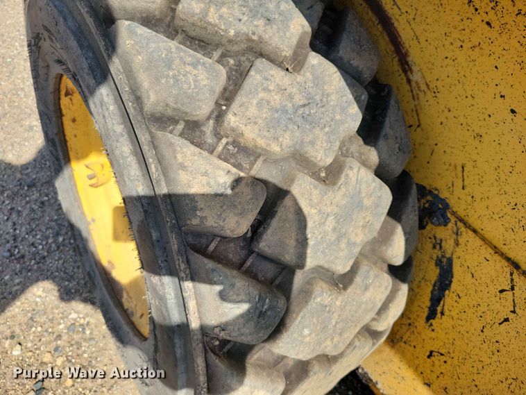 image for item EE1100 2016 Gehl R220 skid steer loader