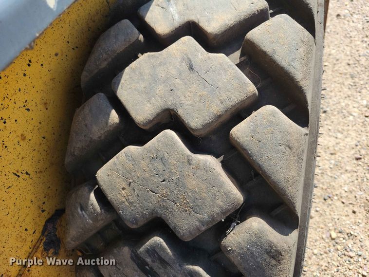 image for item EE1100 2016 Gehl R220 skid steer loader