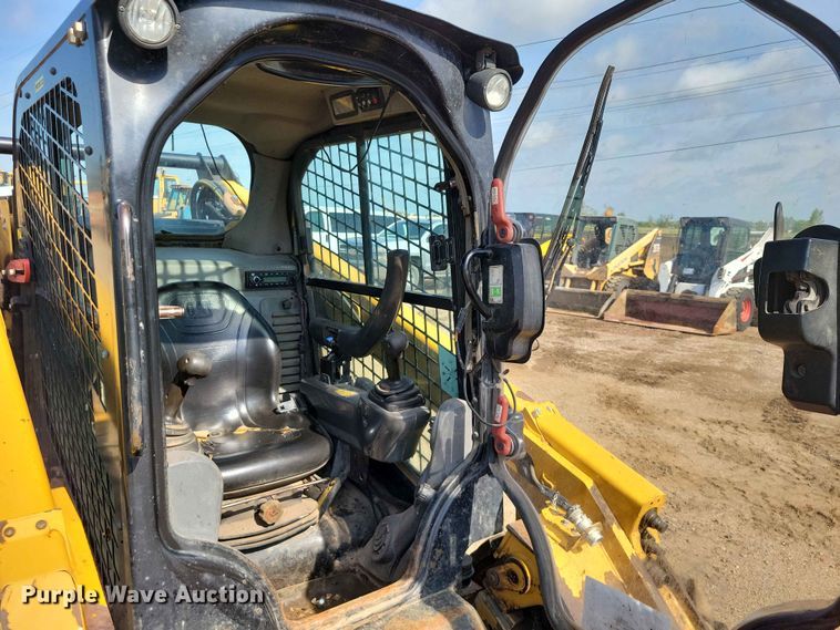 image for item EE1105 2014 Caterpillar 272D skid steer loader