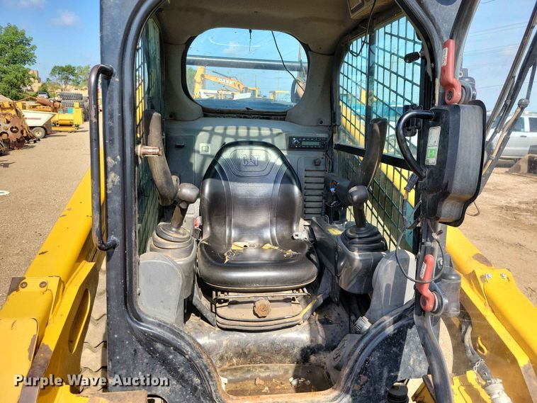 image for item EE1105 2014 Caterpillar 272D skid steer loader