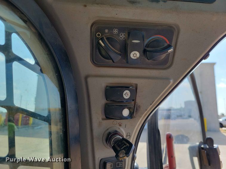 image for item EE1105 2014 Caterpillar 272D skid steer loader