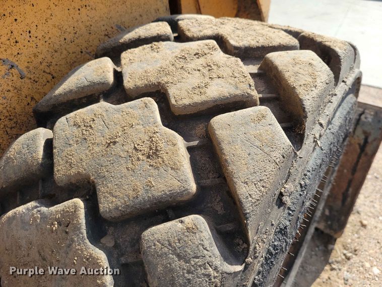 image for item EE1107 2007 Mustang 2076 skid steer loader