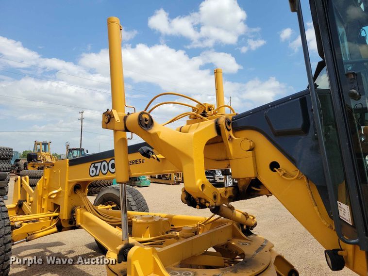 image for item EE1119 2005 John Deere 670CH Series II motor grader
