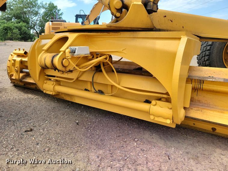 image for item EE1119 2005 John Deere 670CH Series II motor grader
