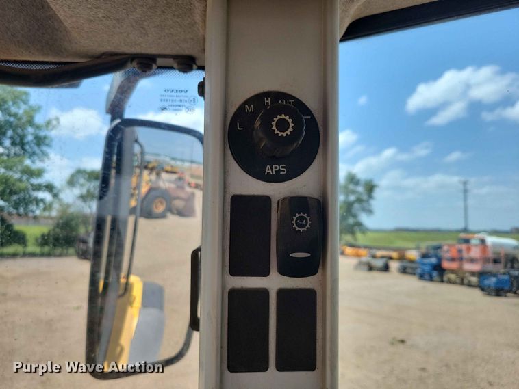 image for item EE1121 2009 Volvo L70F wheel loader