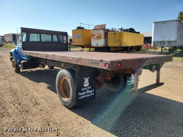 image for item EE1145 1995 Ford F700 dump flatbed truck