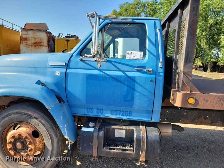 image for item EE1145 1995 Ford F700 dump flatbed truck