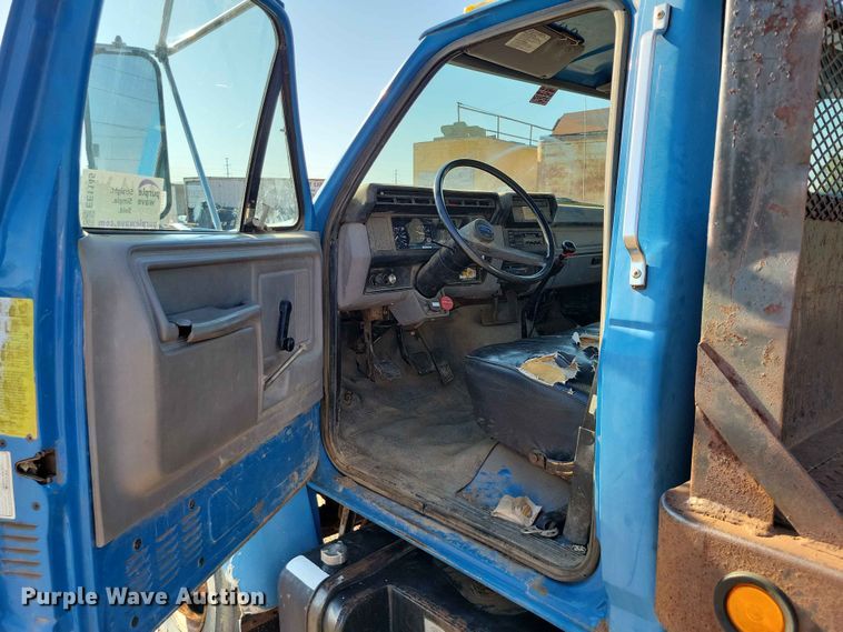 image for item EE1145 1995 Ford F700 dump flatbed truck
