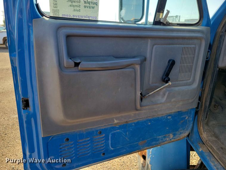 image for item EE1145 1995 Ford F700 dump flatbed truck