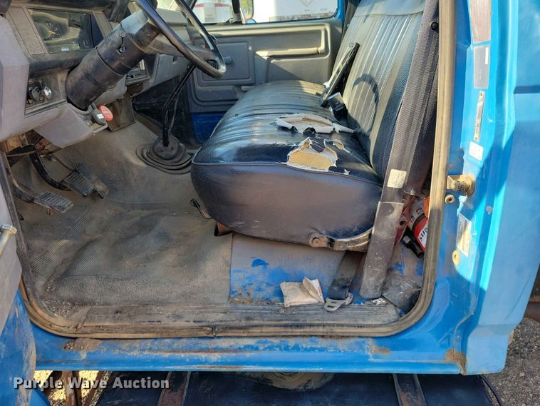 image for item EE1145 1995 Ford F700 dump flatbed truck