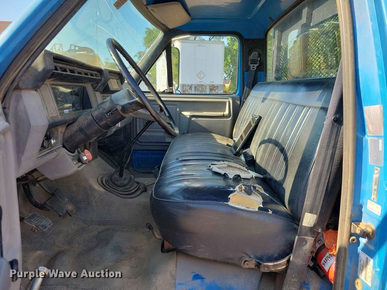 image for item EE1145 1995 Ford F700 dump flatbed truck