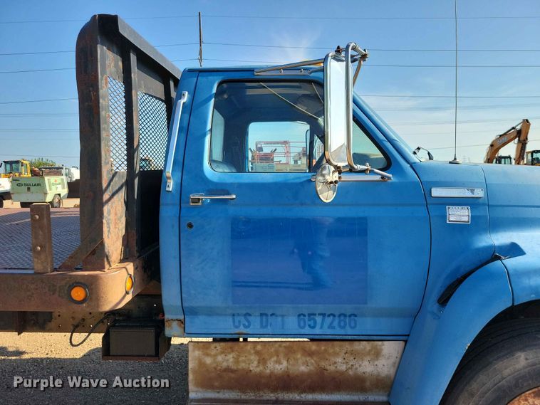 image for item EE1145 1995 Ford F700 dump flatbed truck