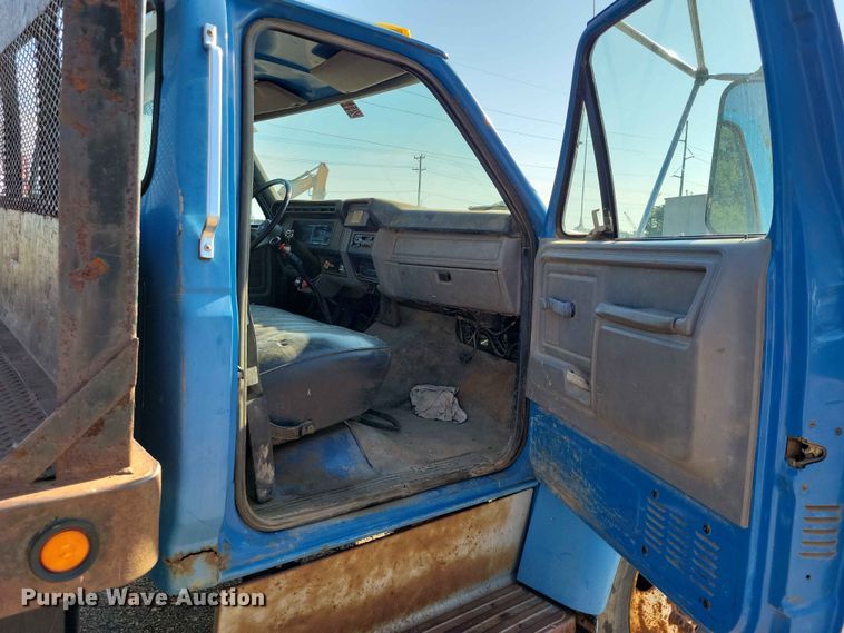 image for item EE1145 1995 Ford F700 dump flatbed truck