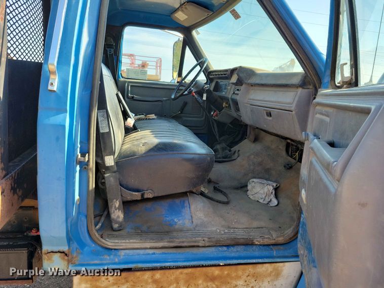 image for item EE1145 1995 Ford F700 dump flatbed truck