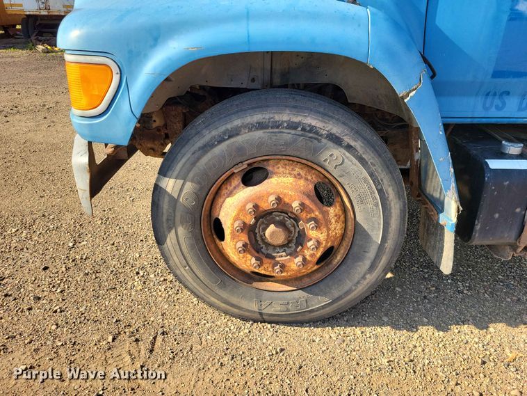 image for item EE1145 1995 Ford F700 dump flatbed truck