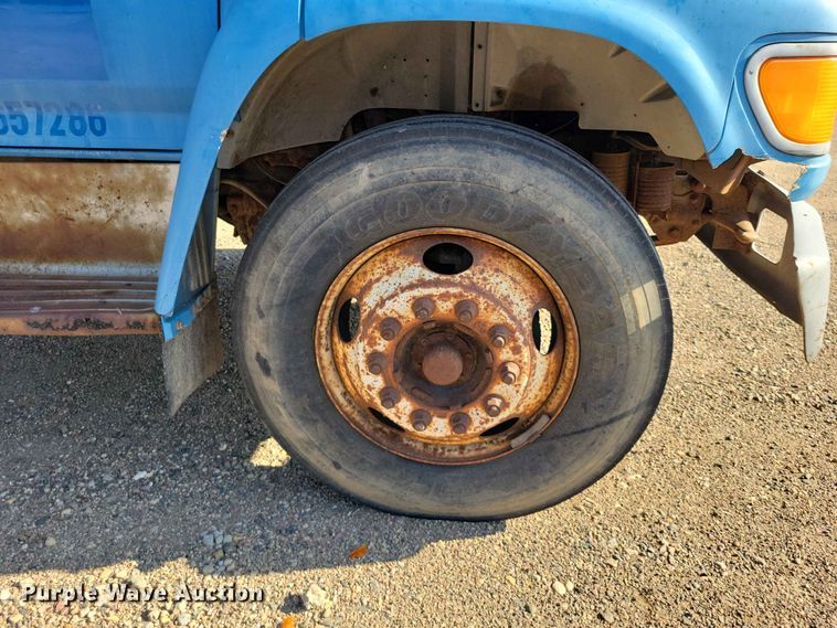 image for item EE1145 1995 Ford F700 dump flatbed truck