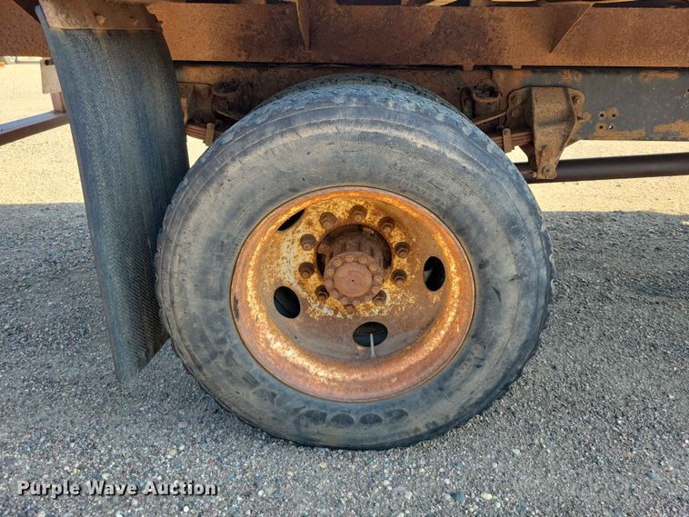 image for item EE1145 1995 Ford F700 dump flatbed truck