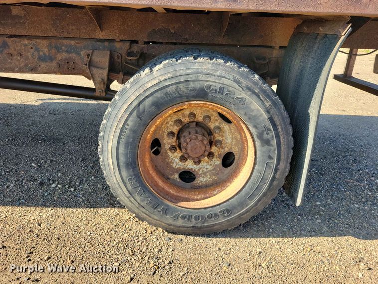 image for item EE1145 1995 Ford F700 dump flatbed truck