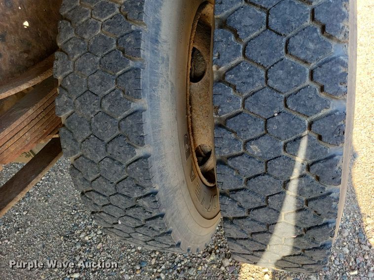 image for item EE1145 1995 Ford F700 dump flatbed truck