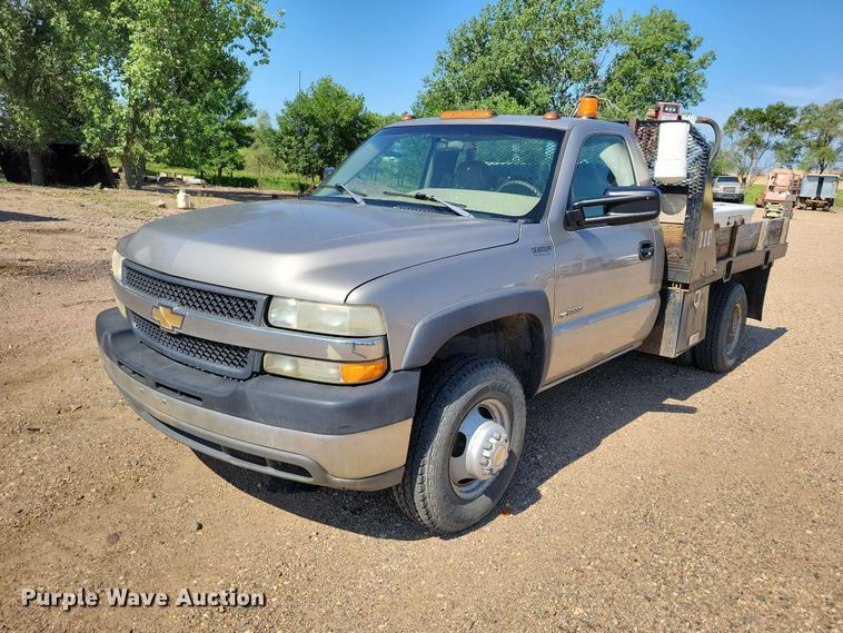 2001 Chevrolet Silverado 3500 flatbed pickup truck
