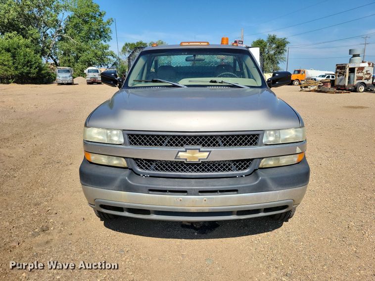 image for item EE1147 2001 Chevrolet Silverado 3500 flatbed pickup truck
