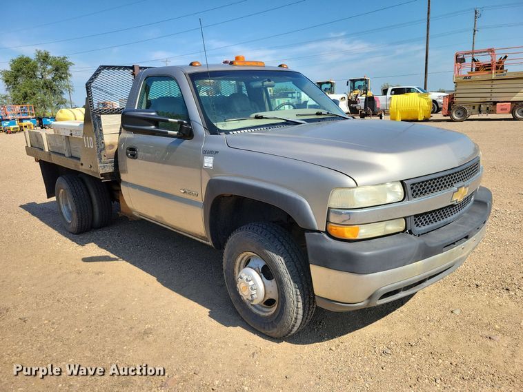 image for item EE1147 2001 Chevrolet Silverado 3500 flatbed pickup truck