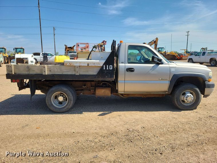 image for item EE1147 2001 Chevrolet Silverado 3500 flatbed pickup truck
