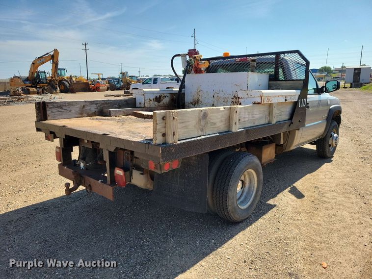 image for item EE1147 2001 Chevrolet Silverado 3500 flatbed pickup truck