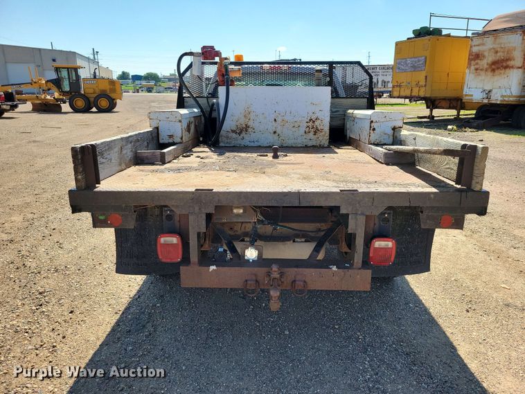 image for item EE1147 2001 Chevrolet Silverado 3500 flatbed pickup truck