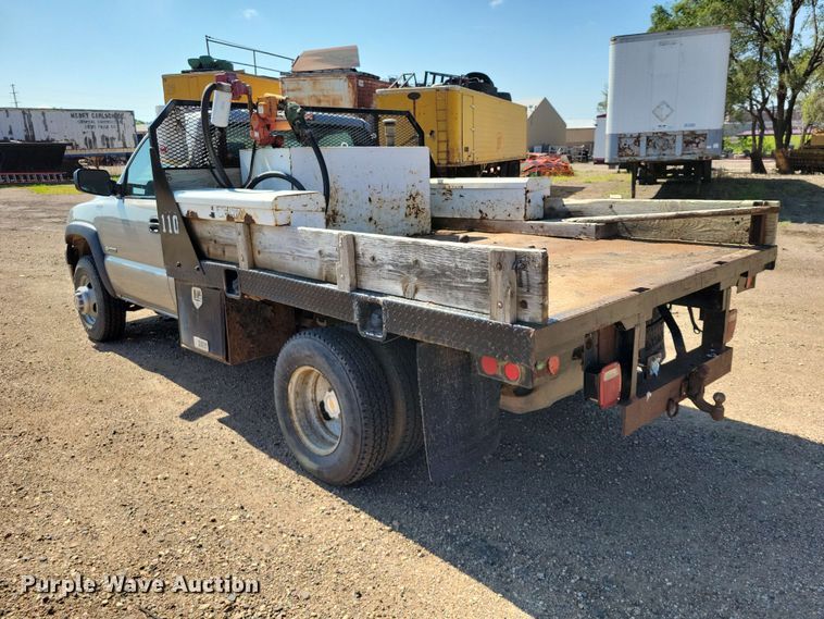 image for item EE1147 2001 Chevrolet Silverado 3500 flatbed pickup truck
